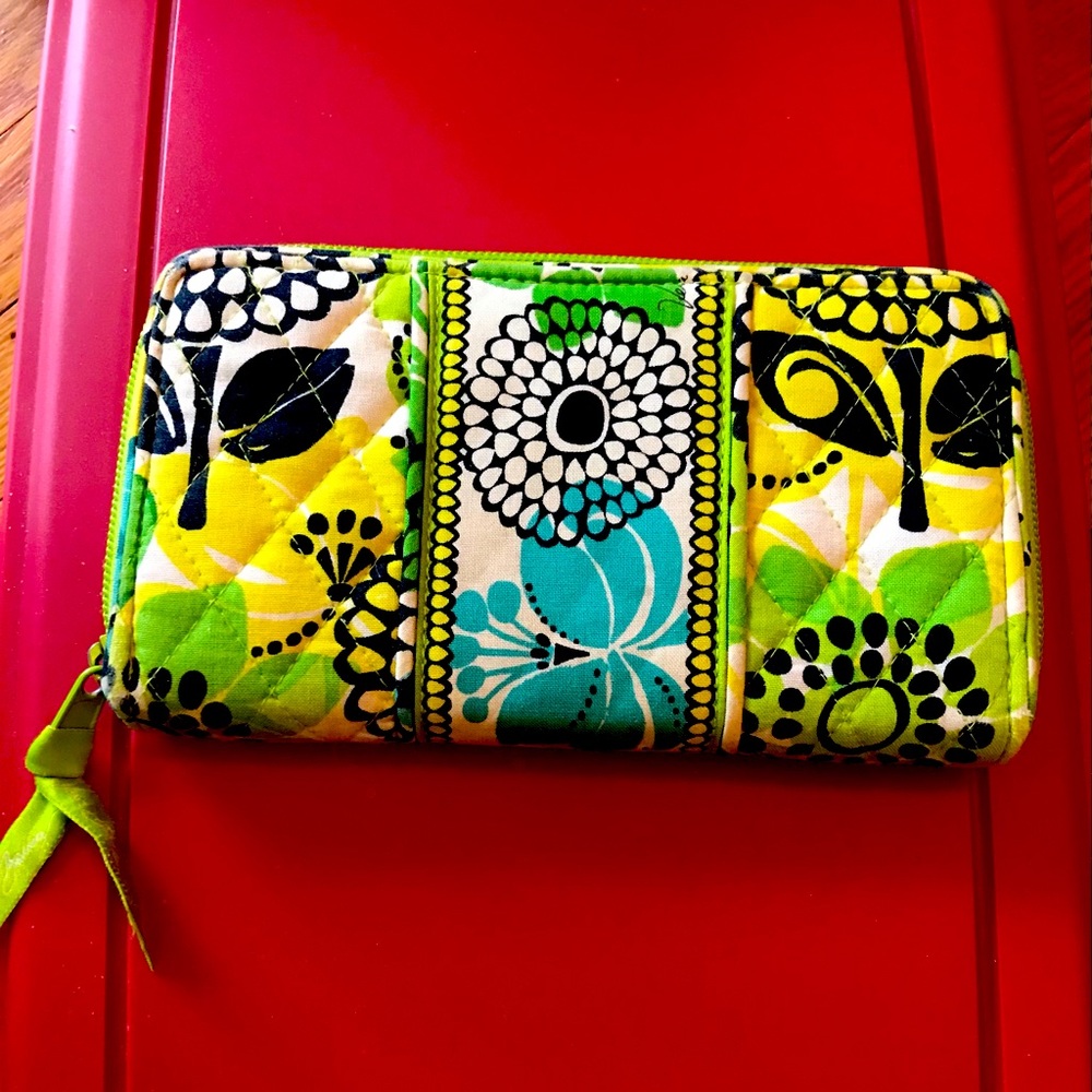 VERA BRADLEY WALLET ~Zip Around